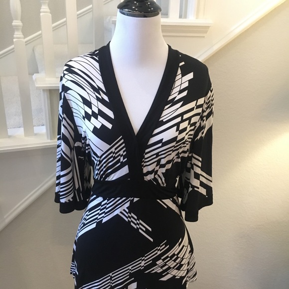 BCBGMaxAzria Black White Kimono Wrap Top Size Medium - Picture 7 of 9